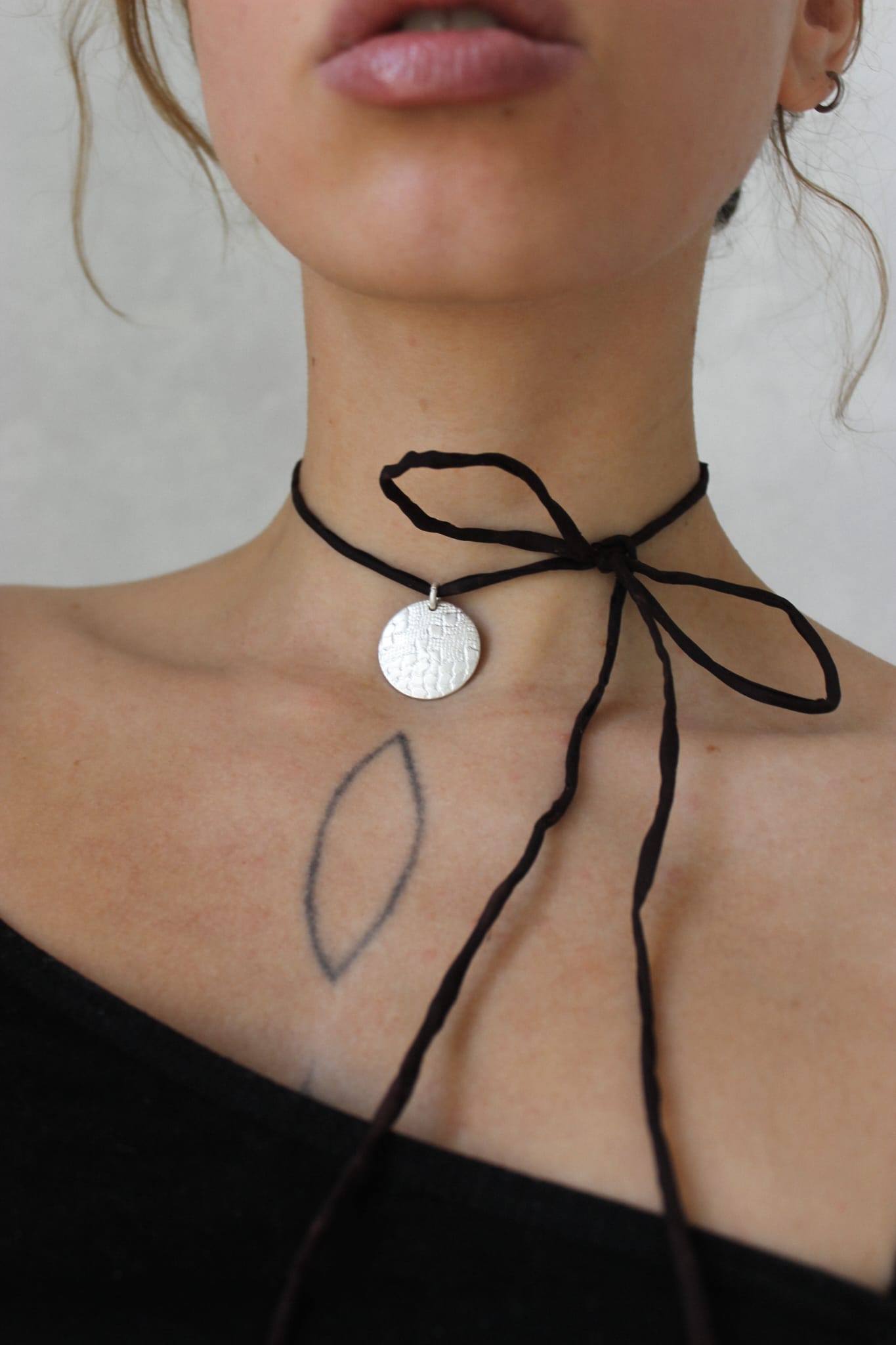 LACE PENDANT WITH SILK RIBBON