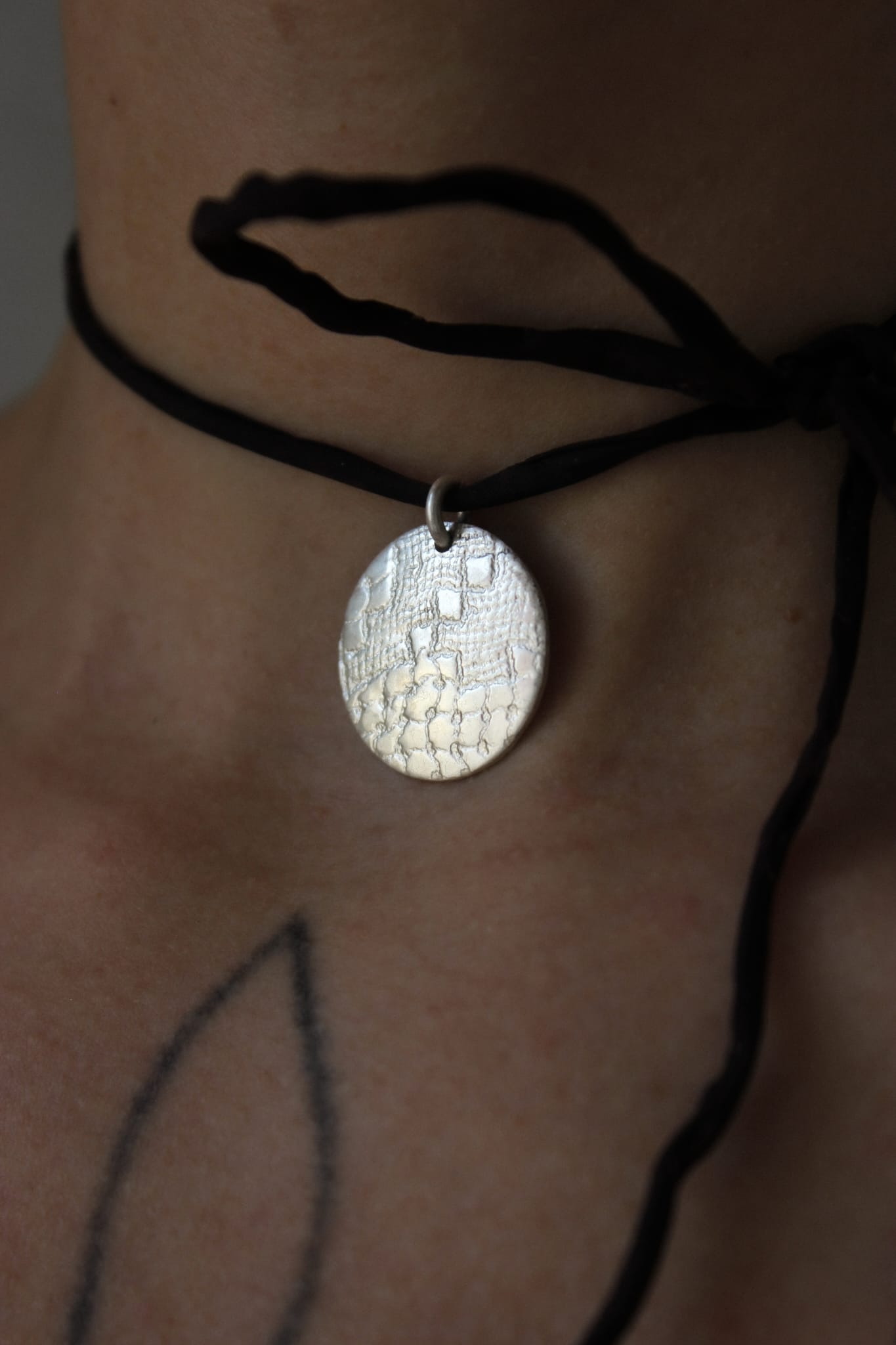 LACE PENDANT WITH SILK RIBBON